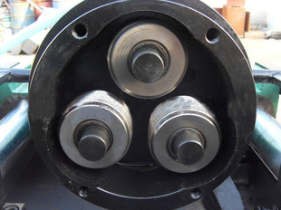 鋼筋直螺紋滾絲機(jī)使用前滾絲輪及偏心套的安裝方法？